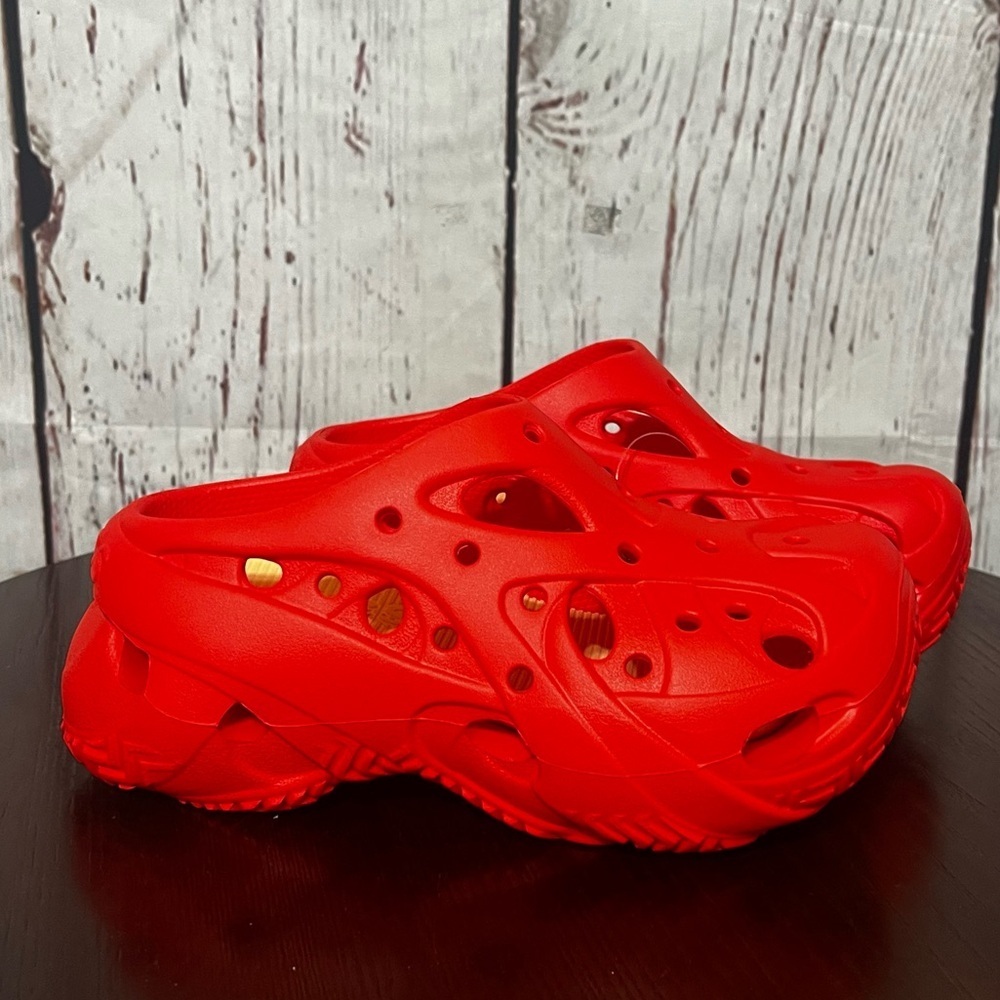CROCS CAGED CLOG Red platform Clogs in size 7